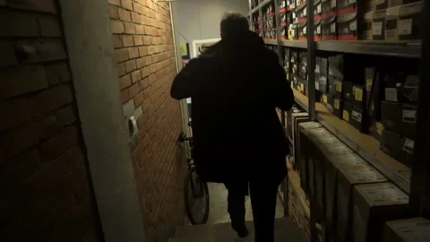 Man in the coat goes down the hall Video stock 103042883
