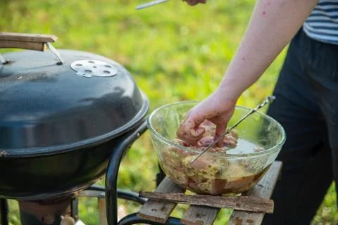 Man cocking meat in fire at back yard. Foto stock