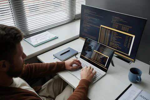Man Coding at Office Workplace Working in It Development Foto stock