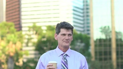 Man with coffee downtown slowmo Видео 201502772