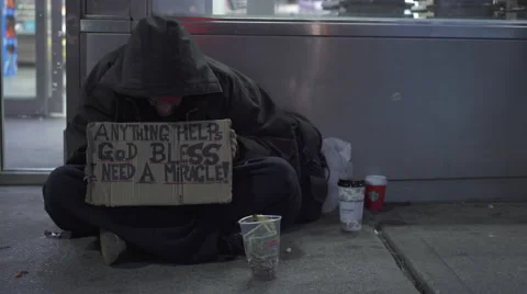 Man on cold streets of NYC asking for help 4k 스톡 동영상 57734378