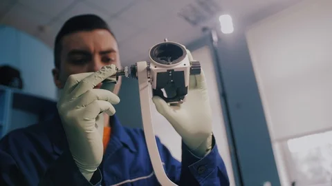 Man collects a microscope Vidéo 104932516