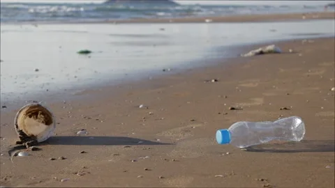 A man collects plastic garbage on the beach Video stock 136950784