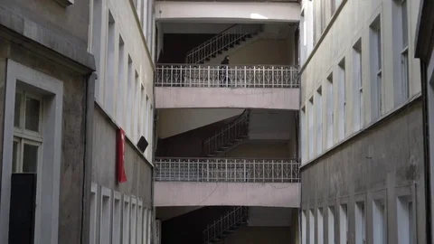 The man comes down the stairs Stockbeeldmateriaal 84835113