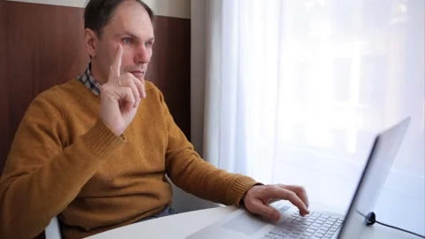 Man comes up with an idea while working with laptop at home 스톡 동영상 130460971