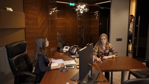 Man is coming into the room Video stock 89138559