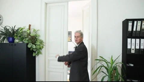 A man complains Vídeos de archivo 8987017