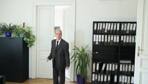 A man complains Vídeos de archivo 8987556