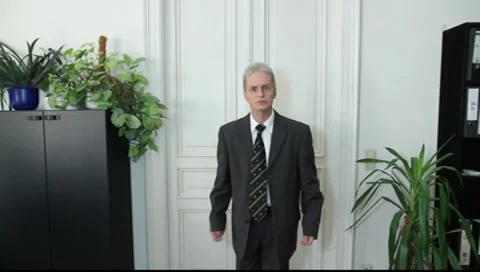 A man complains Vídeos de archivo 8987665