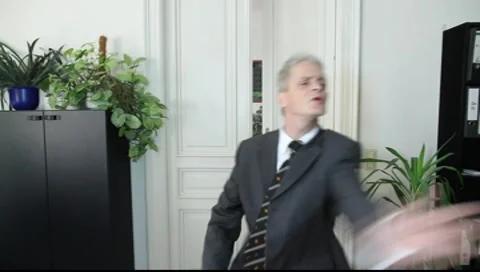 A man complains Vídeos de archivo 8988092