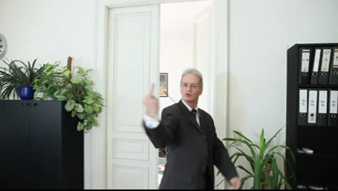 A man complains Vídeos de archivo 8988428