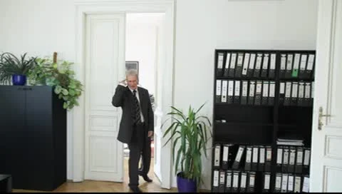 A man complains Vídeos de archivo 8990333