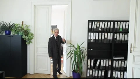 A man complains Vídeos de archivo 8990384