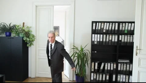 A man complains Vídeos de archivo 8990430