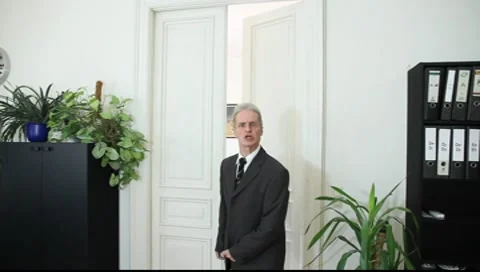 A man complains Vídeos de archivo 8990458