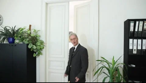 A man complains Vídeos de archivo 8990506