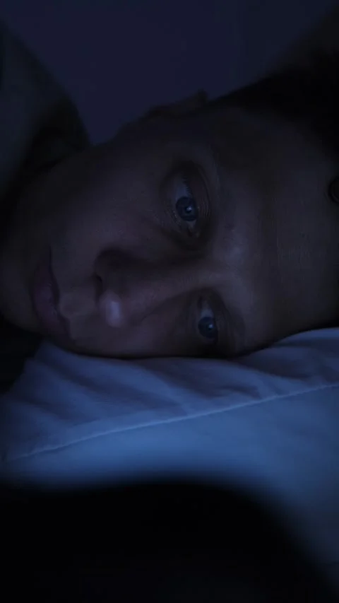 Man compulsively scrolling fast digital content on smartphone at night, screen Stock-Footage 346248071