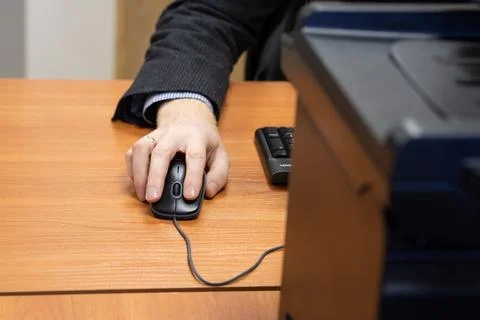 Man at the computer, hand on the mouse Foto stock