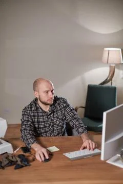 Man on the computer makes out the delivery of the online store. Working with Foto stock