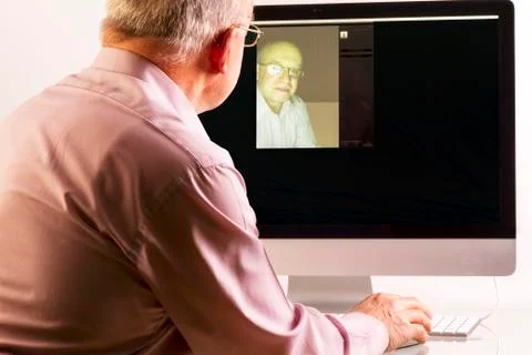 Man at computer 库存照片