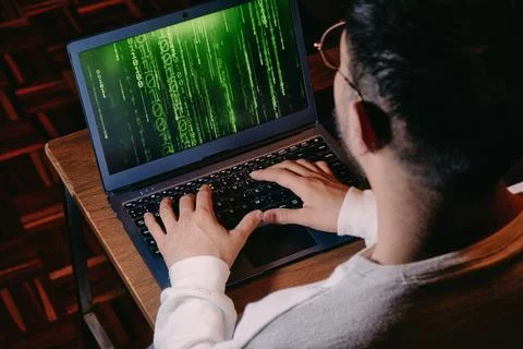Man with computer screen with green binary matrix binary Foto stock