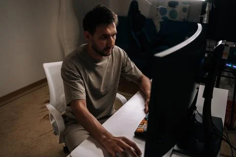 Man concentrating on desktop computer, working from home office on freelance Foto stock