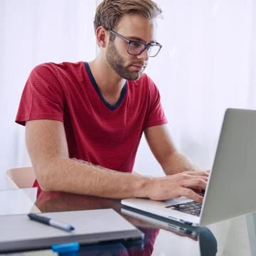Man concentrating on getting his work done Stock-Fotos