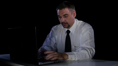 Man in confusion communicates with the chief on the laptop Stock Footage 70094015