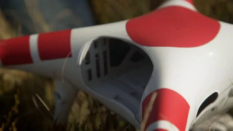 Man connect the battery and prepares quadrocopter for flight. 4k Stockbeeldmateriaal 103264000