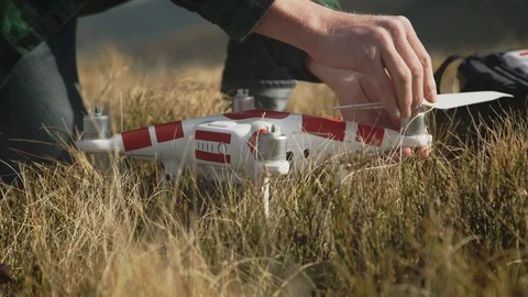 Man connect the battery and prepares quadrocopter for flight. 4k Видео 103264544