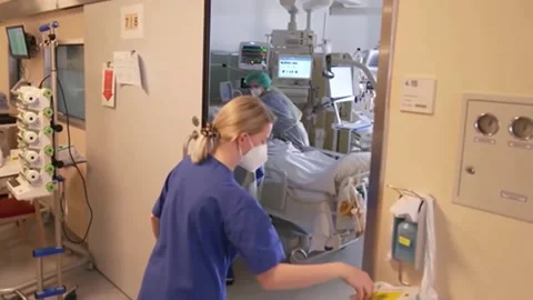 The man is connected to a ventilator. Mutating covid. 3 스톡 동영상 152738763