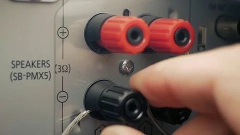 The man connects the speakers Stockbeeldmateriaal 84479368