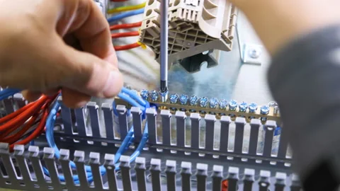 Man connects wires on switch board with screw Vídeo Stock 91844938