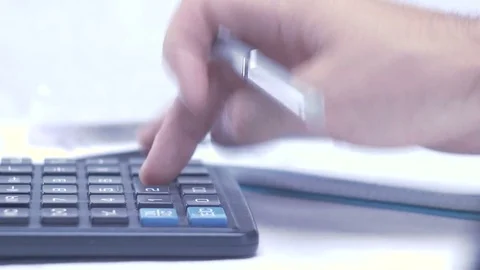 Man considers on the calculator and making notes in a notebook Stock-Footage 81263129