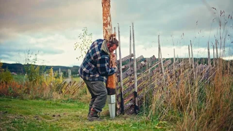 Man Constructing A Skigard Fence In Rural Norway - Wide Shot Vidéo 337022690