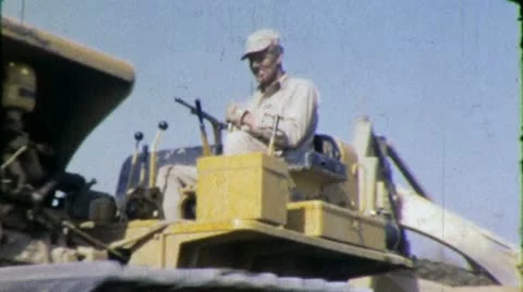 Man on CONSTRUCTION Machinery OPERATOR 1950s Vintage Film Home Movie 8mm Vídeo Stock 12311168