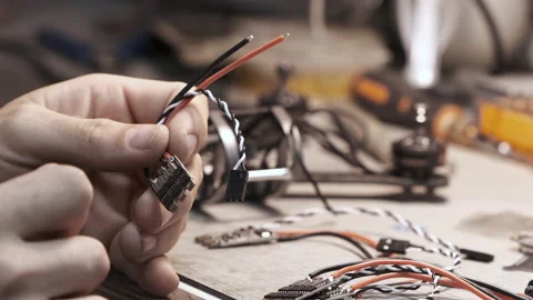 Man constructs a FPV copter in a workshop. 動画素材 139539780