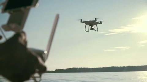 Man controlling quadcopter drone flying Vidéo 77585493