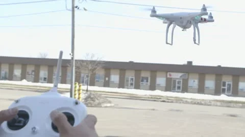 Man Controlling RC Drone Copter Vídeo Stock 22218452