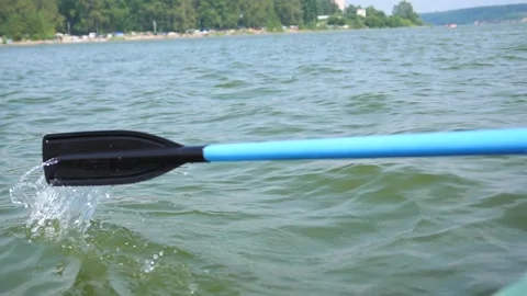 Man controls the boat with the help of oars. Close-up of water spray. Extreme 库存影片 92682009