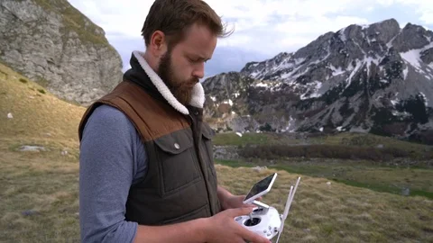Man controls the drone outdoors 動画素材 75926124