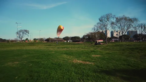 A man controls a parachute from the ground Video stock 252173426