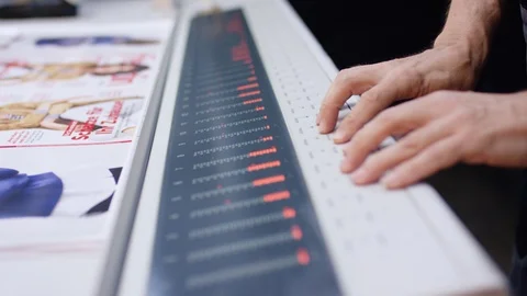 Man controls an regulate the c Stockbeeldmateriaal 119280059