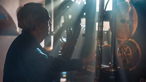 Man Controls Tower Clock Mechanism 스톡 동영상 73028905