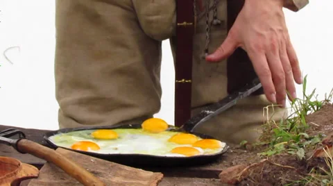 Man cook an omelette in a park Vidéo 27874845
