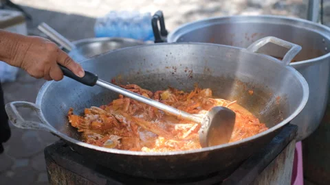 Man cooking crab dish in large wok outdoors 库存影片 338273490