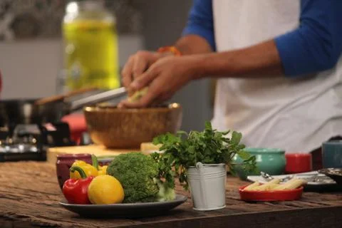 Man cooking food in studio Foto stock