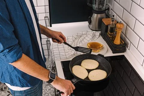 Man cooking pancakes for breakfast or brunch Stock Photos