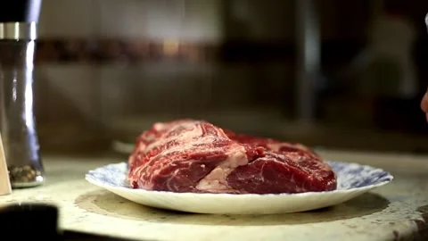 Man cooking steak at home Stockbeeldmateriaal 309367702