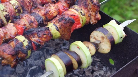 Man cooks meat on the grill Video stock 86049361